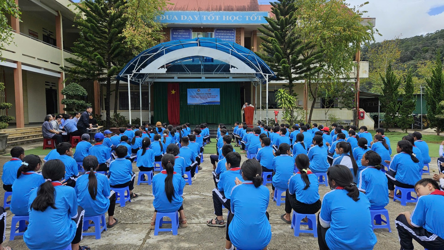 CHƯƠNG TRÌNH TRAO HỌC BỔNG, ĐỒNG PHỤC THỂ DỤC VÀ LƯỢNG THỰC CHO HỌ SINH VÙNG KHÓ KHĂN THUỘC XÃ ĐẠ NHIM, ĐA CHAIS -HUYỆN LẠC DƯƠNG