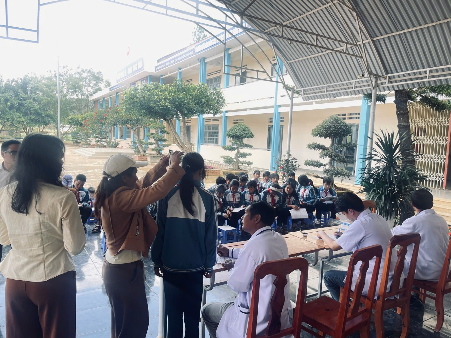 Học sinh THCS khám sức khoẻ